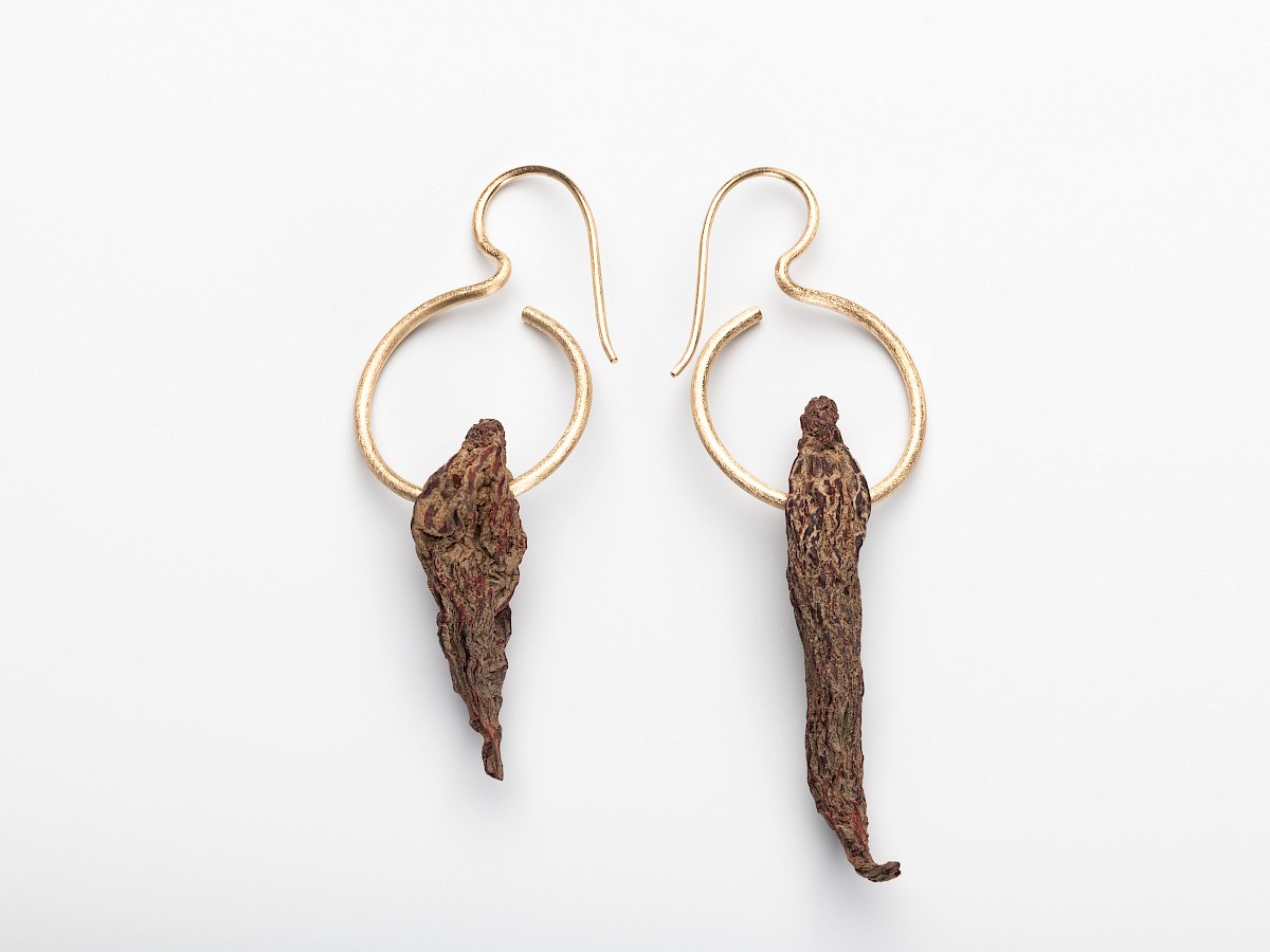 ear jewellery out of gold and beetroot